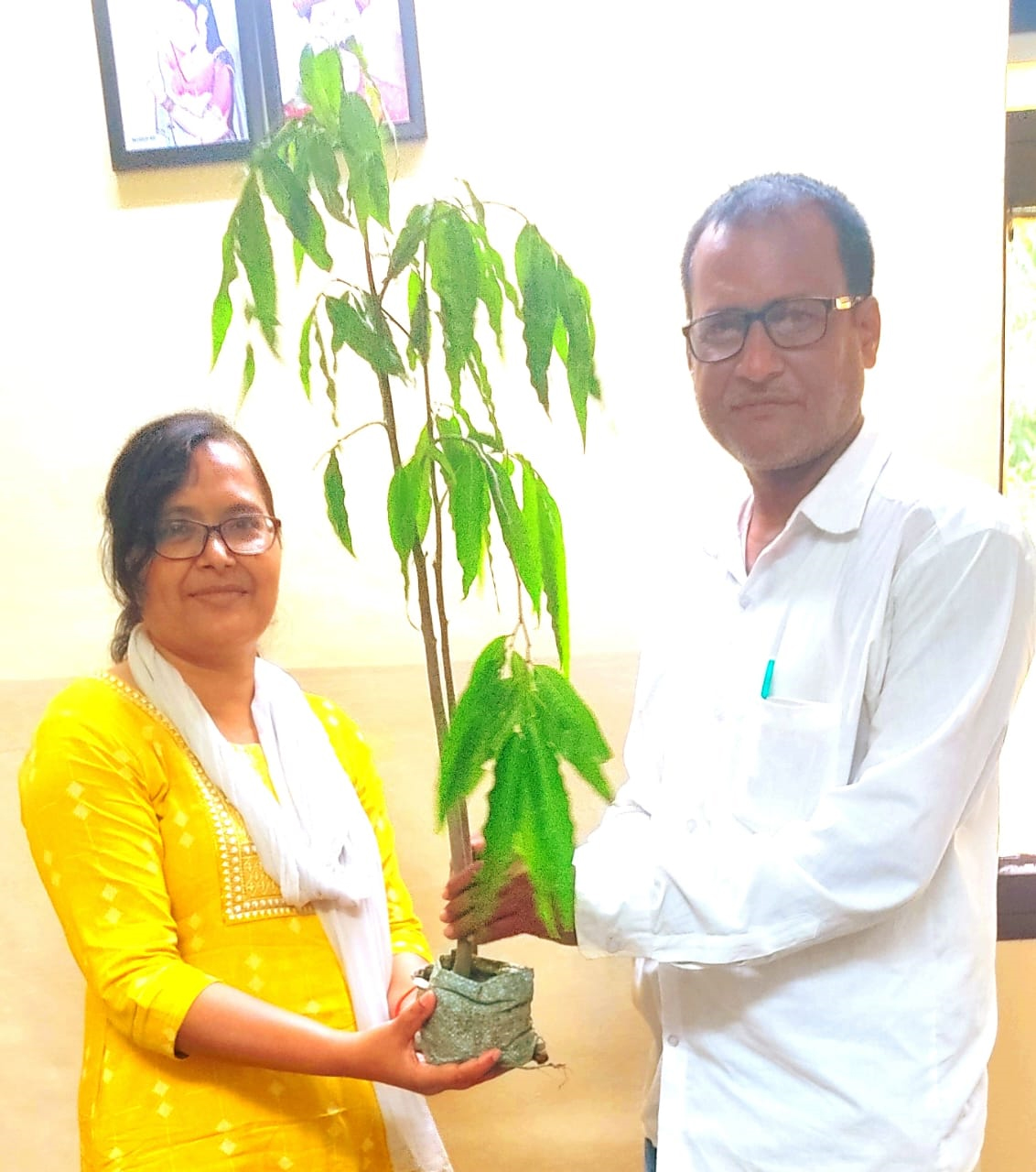  इंडोरामा जन सेवा ट्रस्ट हास्पिटल की वरिष्ठ चिकित्सक डा पूनम पटेल ने संस्था प्रबंधक को भेंट किया पौधे