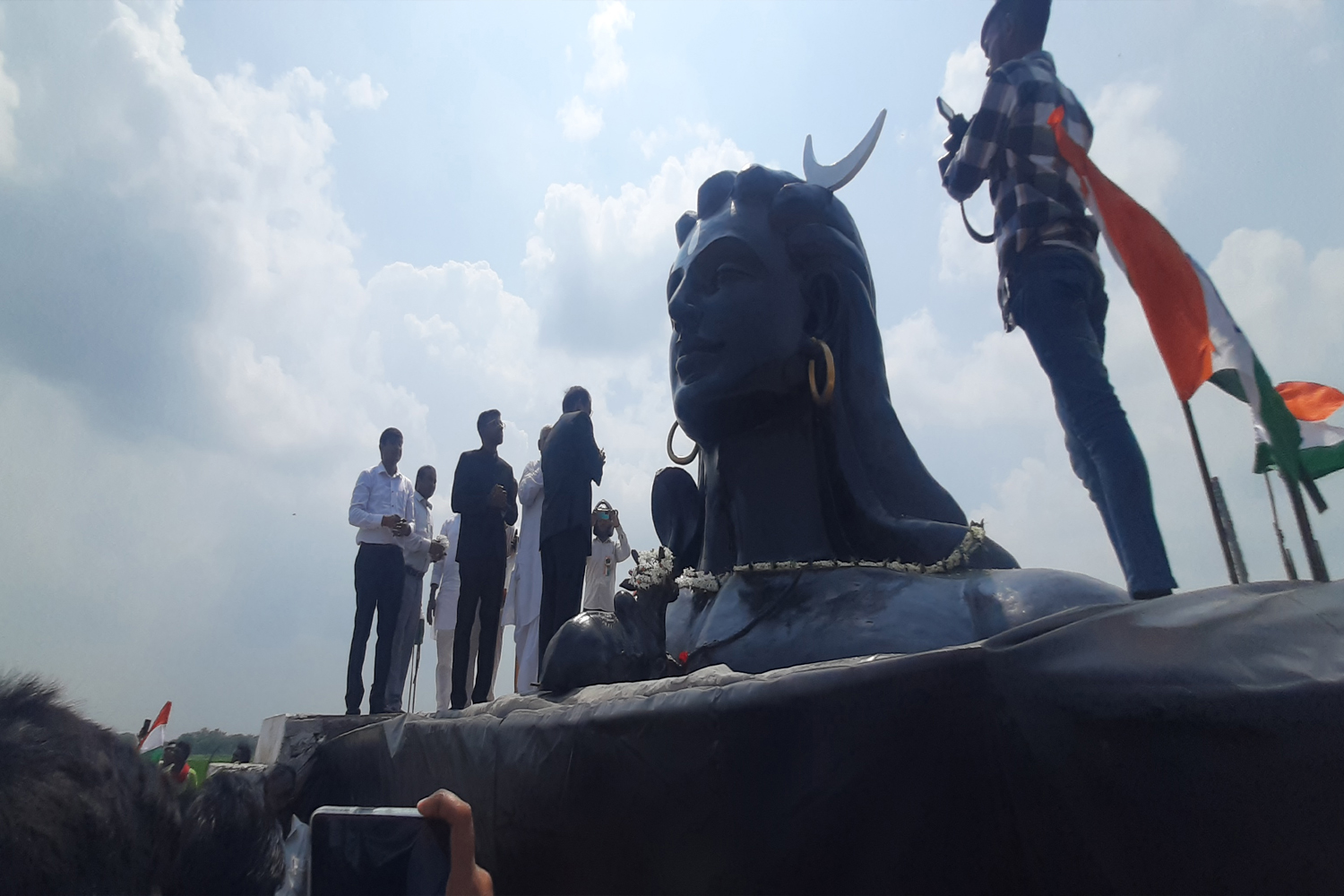  अमृत सरोवर के मध्य डीएम के हाथों स्थापित की गई भगवान शिव की प्रतिमा