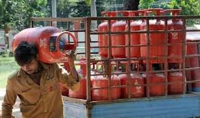बजट से पहले आम आदमी को महंगाई का झटका: LPG सिलेंडर 50 रुपए महंगा