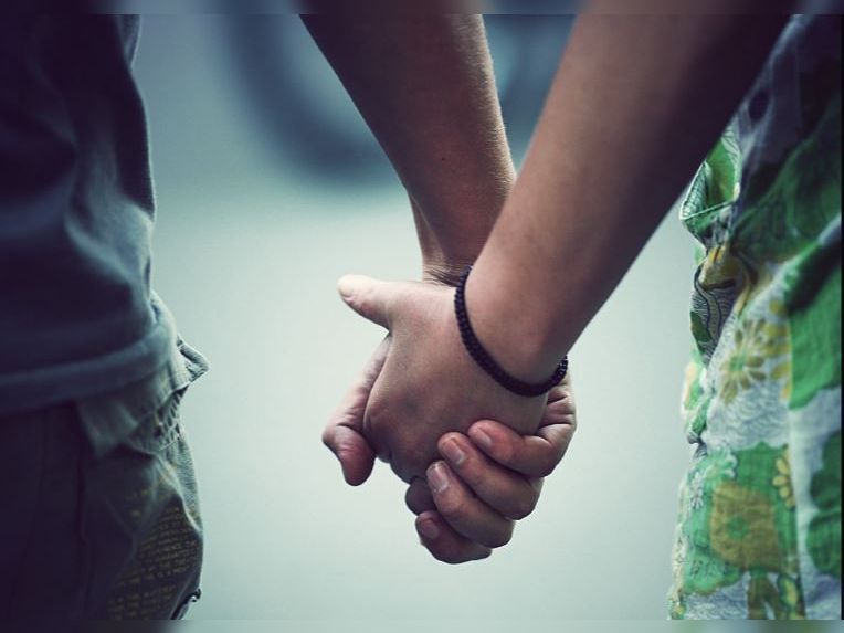 इश्क की दीवानगी: 45 साल की महिला अपने तीन बच्चों को छोड़ 18 साल के प्रेमी के साथ फरार