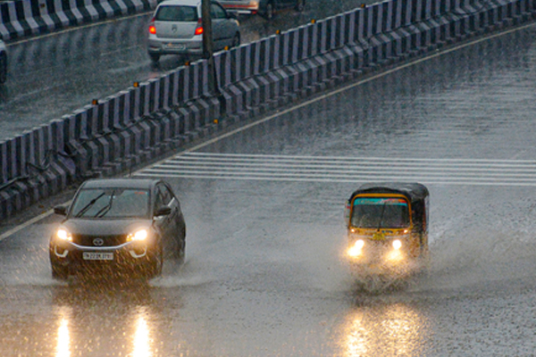 बंगाल की खाड़ी में कम दबाव बनने से तमिलनाडु के 10 जिलों में भारी बारिश का पूर्वानुमान