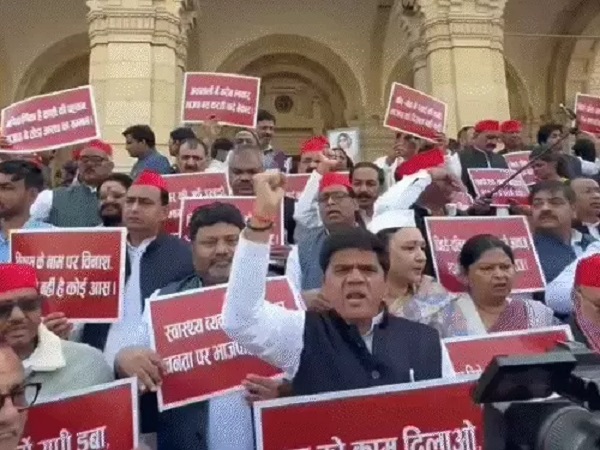  यूपी विधानसभा में भारी हंगामा : राज्यपाल के अभिभाषण के दौरान 