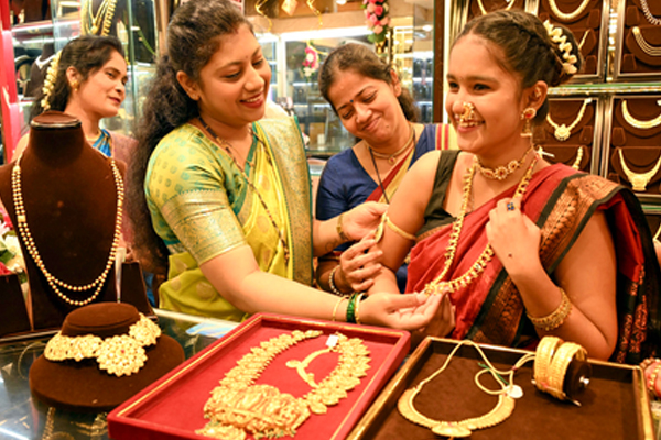 अमेरिकी फेड के फैसले के बाद सोने में गिरावट, चांदी 2.45 लाख रुपए के नीचे फिसली 